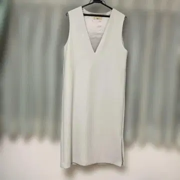 슬리브리스 V넥 롱 원피스 라이트 그레이