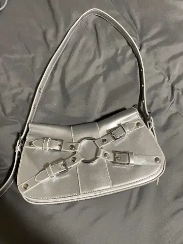 실버 숄더백 스트랩 포함