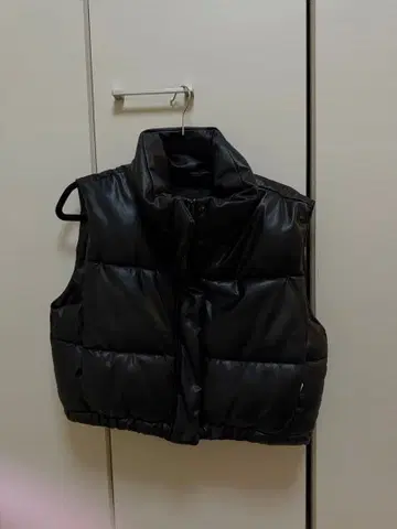 ZARA 블랙 다운 베스트