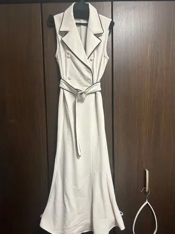 화이트 슬리브리스 더블 브레스트 원피스