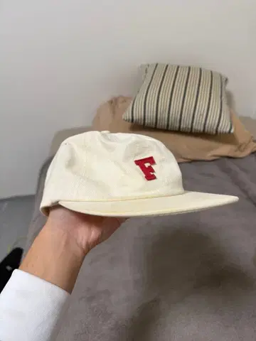 F 자수 아이보리 캡