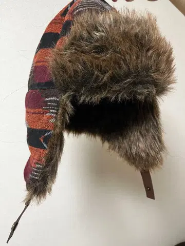 체크 무늬 퍼가 달린 플라이트 캡