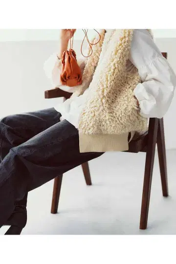 새상품 IEDIT 화려하게 입기 좋은 이소재 배색 컬리 인조 모피 베스트