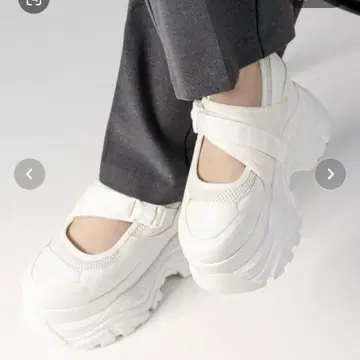 LOVEHUNTER 볼륨 밑창 화이트 스니커즈