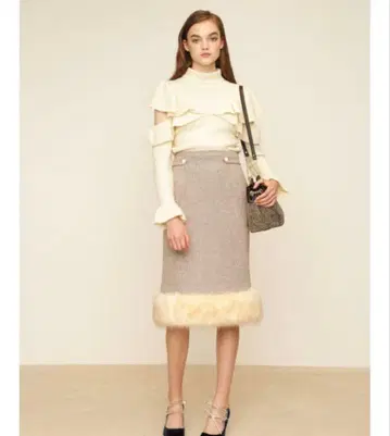 릴리 브라운 퍼 포함 베이지 믹스 컬러 무릎 기장 스커트