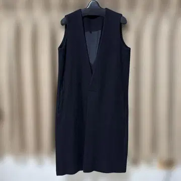 고쉬 슬리브리스 블랙 V넥 무릎 기장 원피스