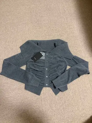 EMODA 프론트 버튼 오프숄더 니트 그레이