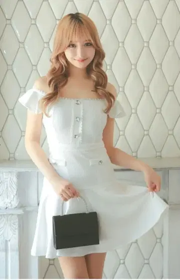 화이트 오프숄더 플레어 드레스