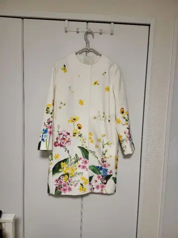 꽃무늬 화이트 코트 긴팔