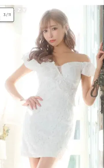 오프숄더 화이트 레이스 드레스