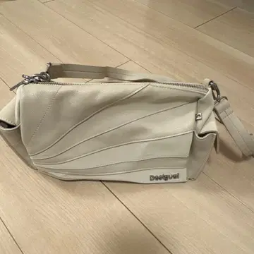 Desigual 화이트 숄더백