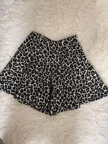체스티 20주년 숏팬츠 레오파드 무늬 미사용 새상품