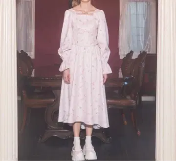 [ Lovilyn ] 세트 리본 플라워 무늬 스퀘어 넥 상의 x 스커트