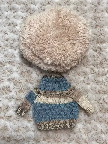 니트탑과 퍼 모자 브라이스 아웃핏