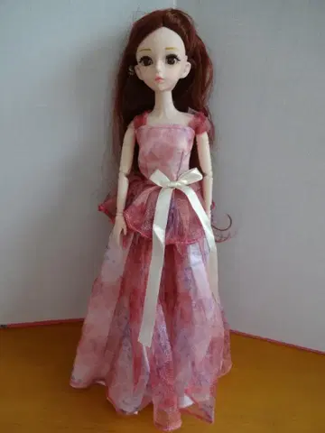 프릴이 달린 핑크 드레스 인형