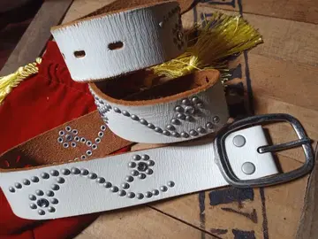 화이트 가죽 스터드 벨트