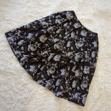 스트로베리 필즈 입체 꽃무늬 플레어 스커트 모노톤