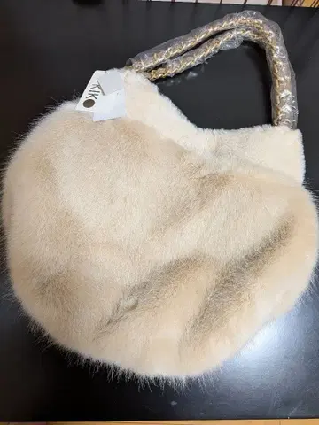 아이보리 퍼 핸드백