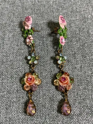 미하엘 네그린 꽃 모티브 롱 귀걸이 파스텔 컬러 스와로브스키