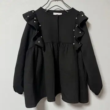 fitmore 숄더 프릴 펄 페플럼 코트 블랙 프리 사이즈