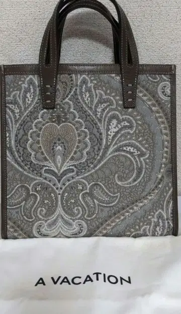 A VACATION 아바케이션 BOX 토트백 페이즐리