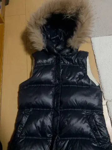 퍼 달린 블랙 여성용 다운 베스트