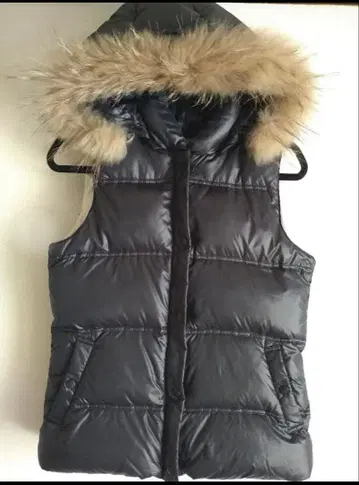 퍼 달린 블랙 여성용 다운 베스트