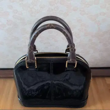 블랙 광택 핸드백 모노그램 택 & 숄더 포함