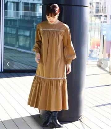 배색 스티치 개더 원피스 레이빔즈