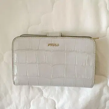 FURLA 악어 엠보싱 이단 접이식 지갑 화이트 그레이