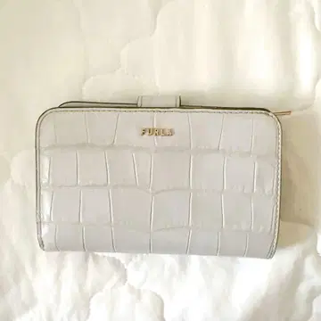 FURLA 악어 엠보싱 이단 접이식 지갑 화이트 그레이