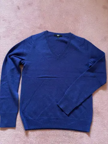 유니클로 캐시미어 V넥 스웨터