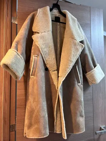 KBF 베이지 무스탕 코트