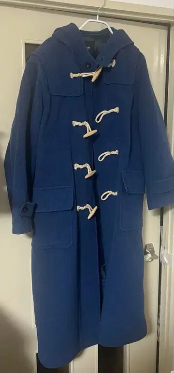 가볍고 넉넉한 블루 더플 울 페이지 보이 롱 코트