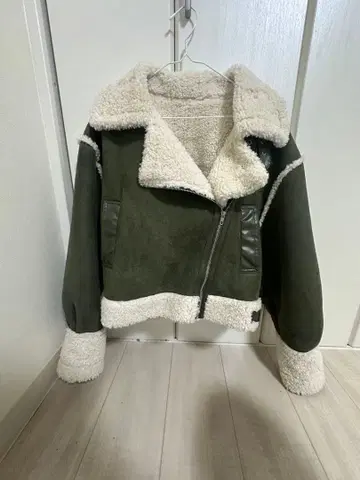 올리브색 숏 무스탕 코트