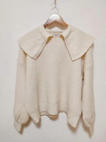 아이보리 큰 옷깃 니트 스웨터
