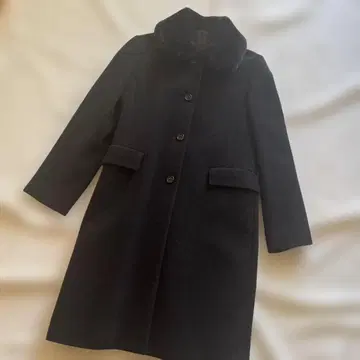 퍼 달린 블랙 롱 코트