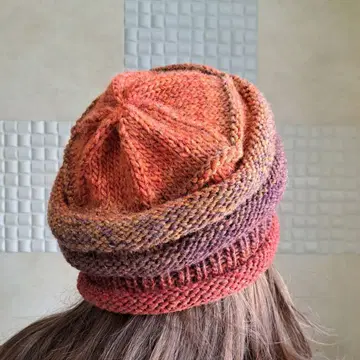 니트 베레모 빨간색 오렌지색과 보라색 그라데이션