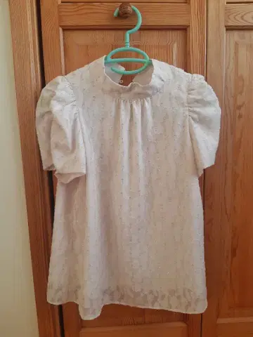 내추럴 뷰티 베이직 화이트 반팔 상의 백 버튼