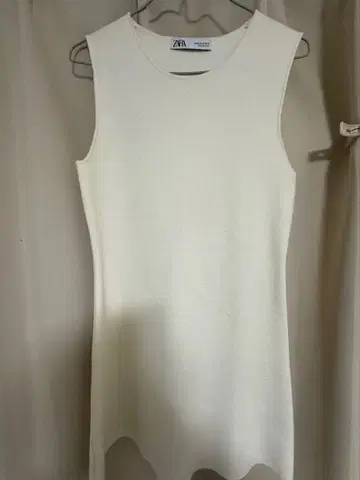 크림색 슬리브리스 니트