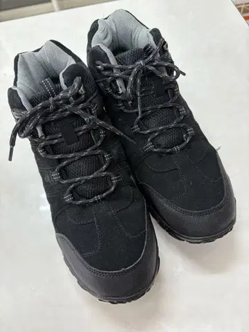 블랙 미드컷 등산화