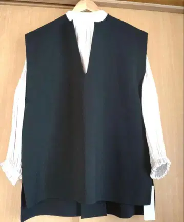 UNF/LO 블랙 V넥 베스트 M