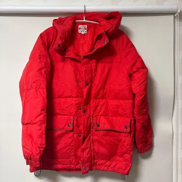 빨간색 후드 부착 다운 자켓