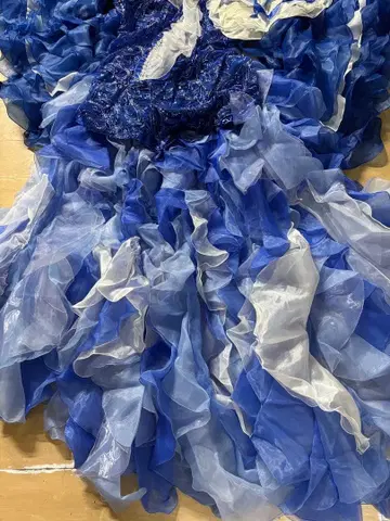 파랑과 화이트의 프릴 드레스