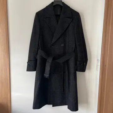 블랙 계열 체크 더블 브레스트 코트