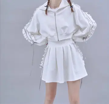 [ Lovilyn ] 세트 프릴 리본 저지 x 스커트 화이트 S 사이즈