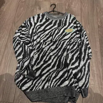 제브라 패턴 크루넥 니트
