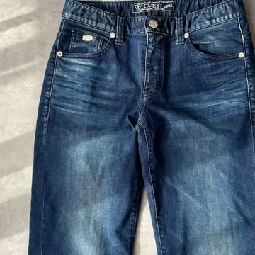 15442 GUESS 게스 메탈 로고 슬림 핏 스키니 청바지