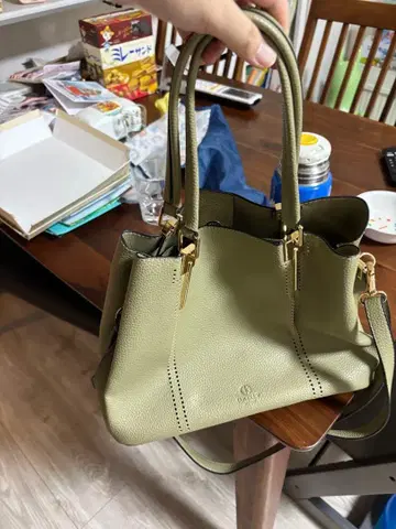 올리브 그린 가죽 숄더백