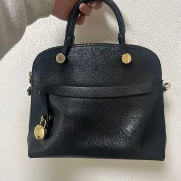 블랙 가죽 핸드백 골드 금장 장식
